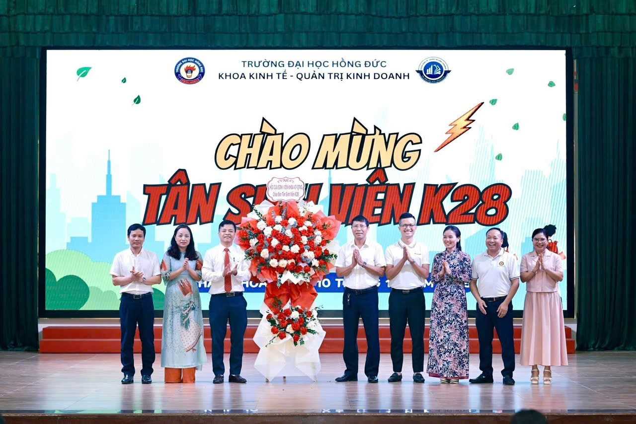 Khoa Kinh tế - Quản trị kinh doanh, trường Đại học Hồng Đức chào đón "Tân sinh viên K28"